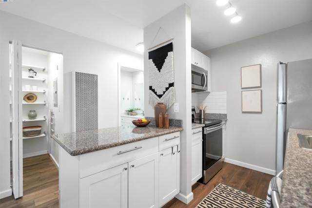2562 Walnut Blvd, Walnut Creek CA: https://media.crmls.org/mediaz/decb58ac-c7b3-4ef8-beaf-b5727a8ed941.jpg