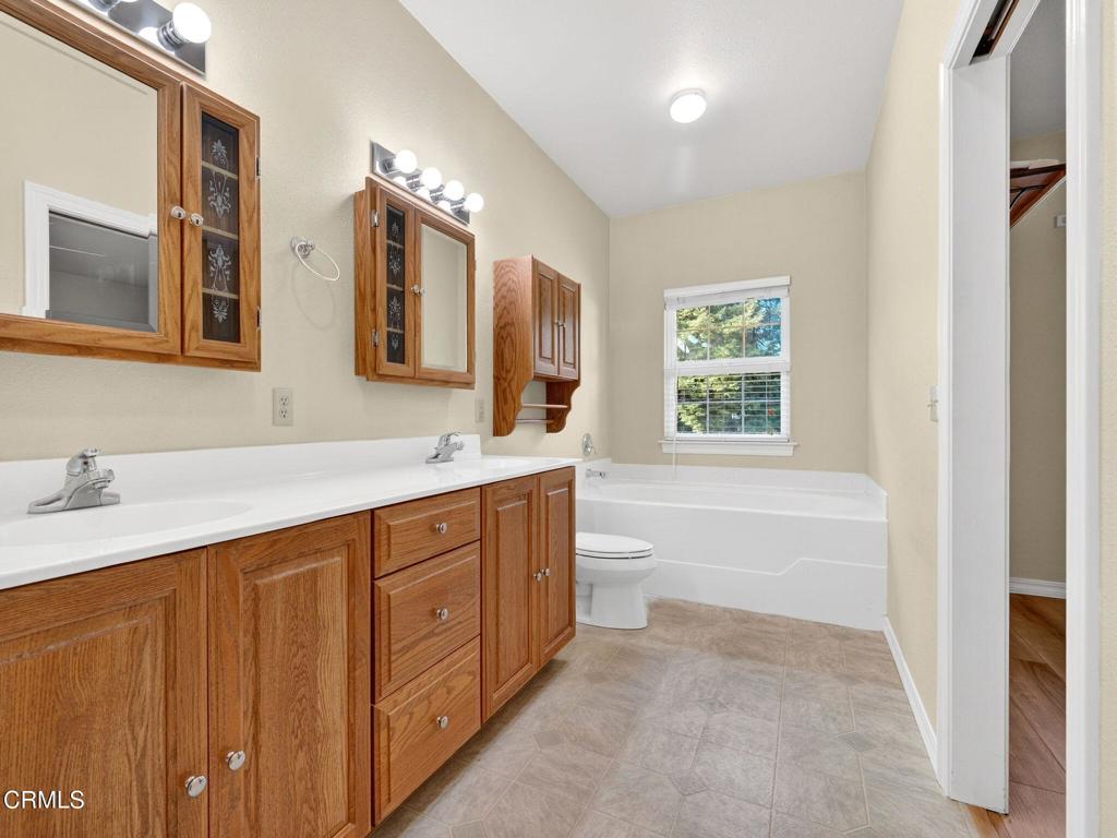 https://media.crmls.org/mediaz/decbe9f8-5e84-487c-8eaa-9ca4313e0949.jpg?preset=X-Large