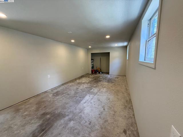511 59Th St, Oakland CA: https://media.crmls.org/mediaz/decc1644-f8d7-4c35-9916-0e704124f01c.jpg