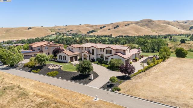 6340 Inspiration Ter, Pleasanton CA: https://media.crmls.org/mediaz/deccca92-1888-40f4-ae62-b88c7145f6d1.jpg