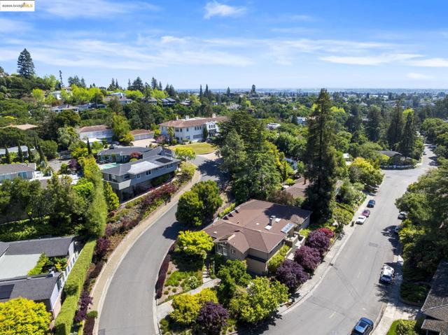 38 La Salle Ave, Piedmont CA: https://media.crmls.org/mediaz/deccdd88-3226-4b23-863d-3a042d99908b.jpg
