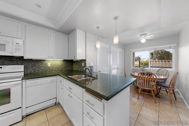 94 Kingston Ct W, Coronado CA: https://media.crmls.org/mediaz/decd3979-6c44-4f22-8d5a-89161f48d0e5.jpg