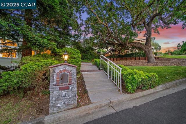 1120 Keith Drive, Concord CA: https://media.crmls.org/mediaz/decd55bb-741c-4669-a501-1f5c62ebcbbe.jpg
