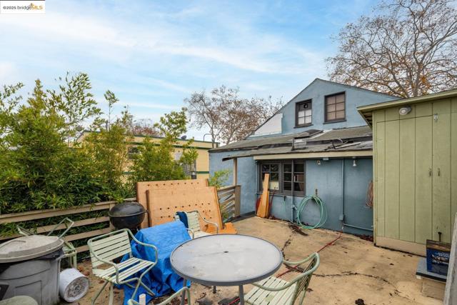 2331 San Pablo Ave, Berkeley CA: https://media.crmls.org/mediaz/dece410f-b1ca-4c5d-9958-2feb670c1fdf.jpg