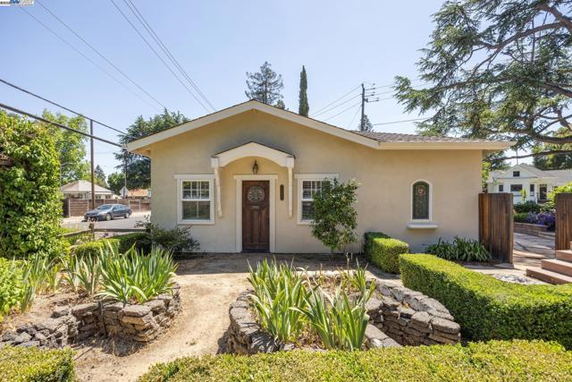 628 Saint Mary St, Pleasanton CA: https://media.crmls.org/mediaz/decefaba-e63d-4908-848e-34f404136453.jpg