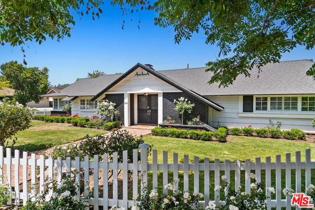 4909 Encino Terrace, Encino CA: https://media.crmls.org/mediaz/decf4aa0-7c1e-4339-b243-e9ae59d1eaf4.jpg