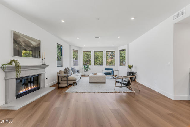 265 W Kelly Road, Thousand Oaks CA: https://media.crmls.org/mediaz/decfe9a3-bf73-4b49-a04e-c8b8c211c975.jpg