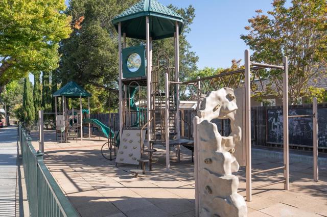 1411 Sanchez Avenue, Burlingame CA: https://media.crmls.org/mediaz/ded00c2b-254d-49dd-b410-9ba2da926ed1.jpg
