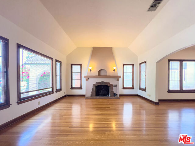 1119 Geneva Street, Glendale CA: https://media.crmls.org/mediaz/ded0550c-b6b0-4084-a32f-d71bbe5fbe62.jpg