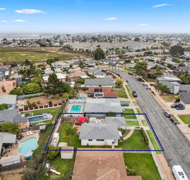 462 Carnation Avenue, Imperial Beach CA: https://media.crmls.org/mediaz/ded1d4b2-39a4-4e70-8bf9-51edfa970f6f.jpg