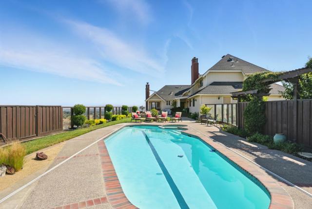 2525 Bridle Path Drive, Gilroy CA: https://media.crmls.org/mediaz/ded1f71c-d4c4-4f8b-b3cb-ee9356aed99b.jpg