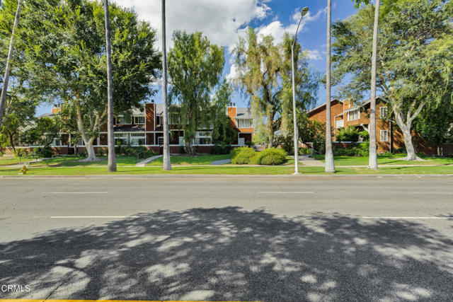 19431 Sherman Way, Reseda CA: https://media.crmls.org/mediaz/ded254f2-1212-4729-9577-044e49bc1214.jpg