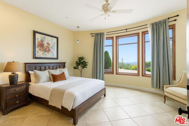 10825 Pacific View Drive, Malibu CA: https://media.crmls.org/mediaz/ded2de8c-1082-48ef-aaf9-af226e06d92b.jpg