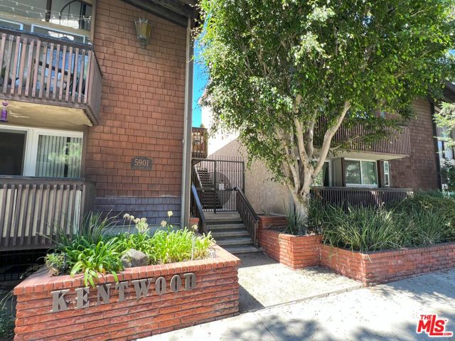 5901 Canterbury Drive, Culver City CA: https://media.crmls.org/mediaz/ded2e7c3-3535-4124-9734-d38030e0dfa8.jpg