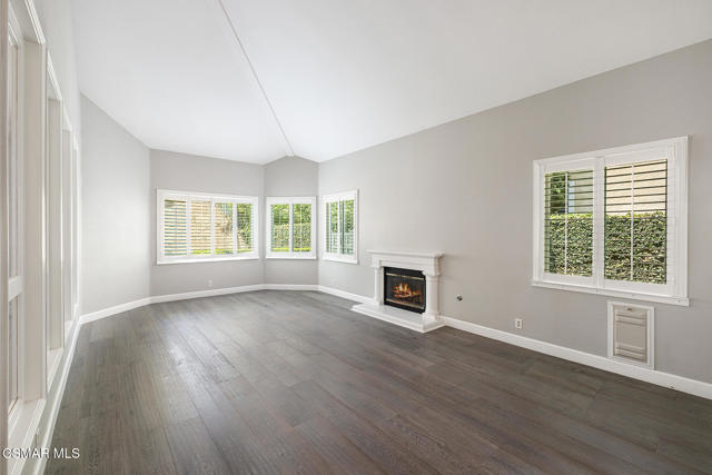 11554 Chestnut Ridge Street, Moorpark CA: https://media.crmls.org/mediaz/ded3689a-1e17-445b-b8e7-f84cf5260d9d.jpg