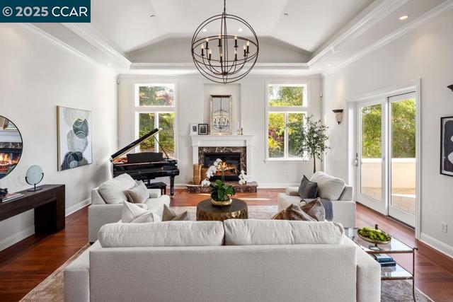 128 Oak Rd, Orinda CA: https://media.crmls.org/mediaz/ded36c3e-1b30-458f-aec9-520f3557dec2.jpg