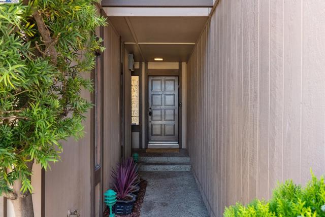 1230 Ballena Blvd, Alameda CA: https://media.crmls.org/mediaz/ded46d3e-ee3a-46c8-897f-47625c3c907d.jpg