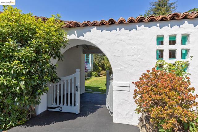 6801 Estates Dr, Oakland CA: https://media.crmls.org/mediaz/ded5c24e-99e3-497c-8e43-4ebcd98c0ec0.jpg