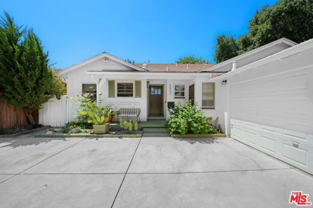 6827 Bianca Avenue, Lake Balboa CA: https://media.crmls.org/mediaz/ded6522b-bb9a-4c32-9dfd-88fc9306197c.jpg