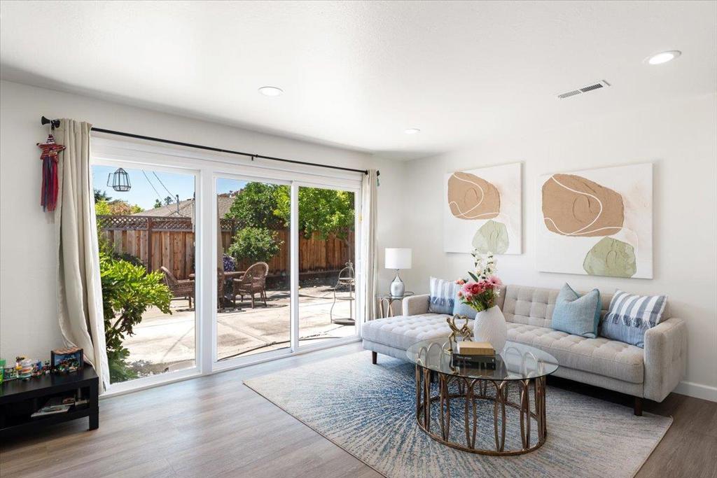 https://media.crmls.org/mediaz/ded6d002-4ca8-49d1-9dd8-af4b37346225.jpg?preset=X-Large