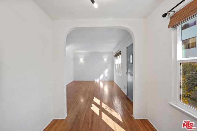 1027 12th Street, Santa Monica CA: https://media.crmls.org/mediaz/ded7535e-1e40-42ea-b3c3-fded8ea96fb1.jpg