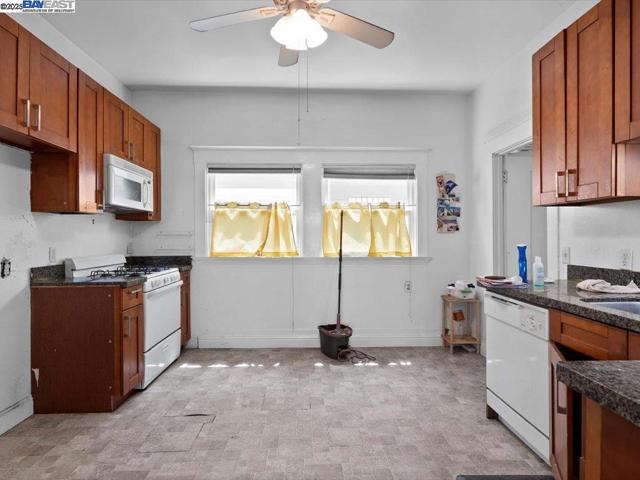 1013 Chestnut St, Oakland CA: https://media.crmls.org/mediaz/ded8551c-3d45-459c-97d3-98aef2d525b6.jpg