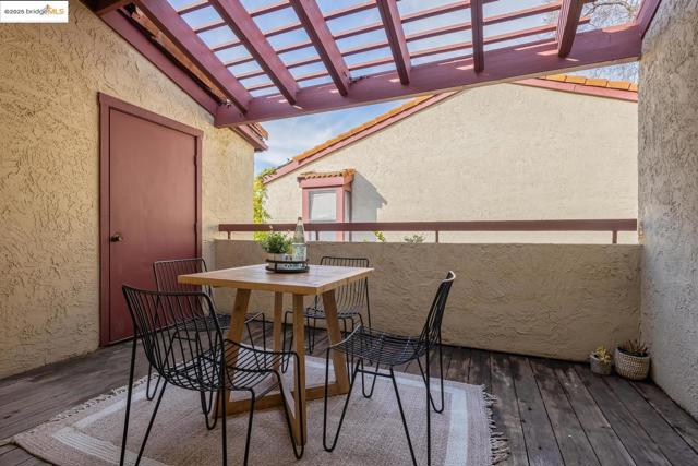1391 Monument BLVD, Concord CA: https://media.crmls.org/mediaz/ded9ce23-3c3e-455a-a518-ba32bb52246b.jpg