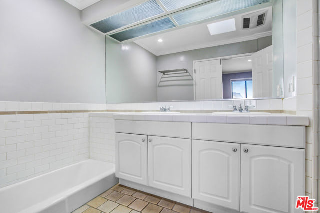 Image 11 of 16 For 831 Gretna Green Way 302