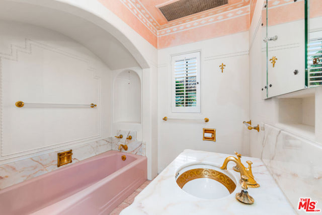 191 S Hudson Avenue, Los Angeles CA: https://media.crmls.org/mediaz/deda520e-94e2-44b1-86d7-13a7e00b8377.jpg