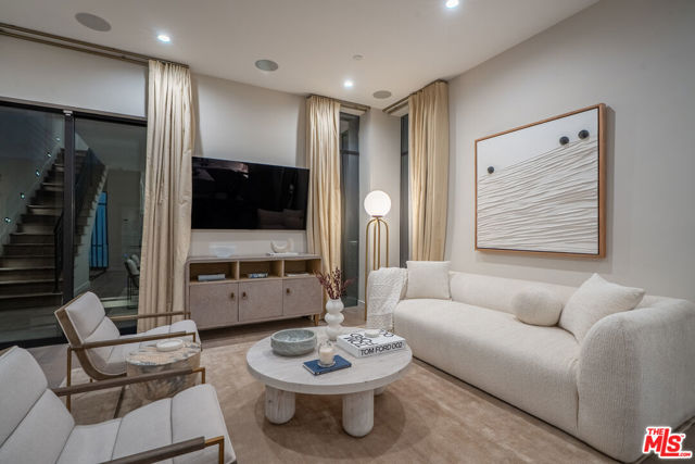 4427 Studio Place, Studio City CA: https://media.crmls.org/mediaz/dedae5f5-e85e-4e2d-be7d-6c3137baaf31.jpg
