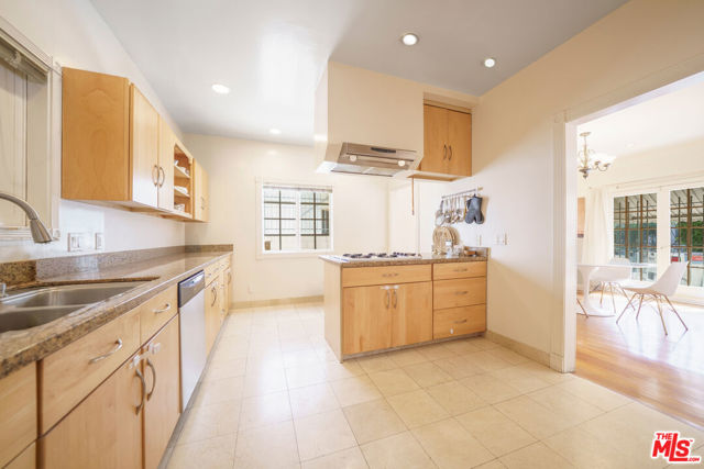 320 Westminster Avenue, Los Angeles CA: https://media.crmls.org/mediaz/dedaf87d-35ad-4a04-a5c3-f1023936dc82.jpg