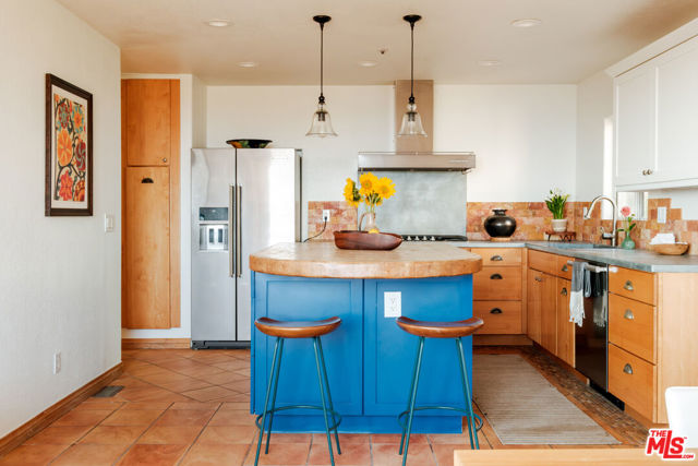 3029 Sequit Drive, Malibu CA: https://media.crmls.org/mediaz/dedafa64-457f-4c69-9bef-85467d9511f2.jpg