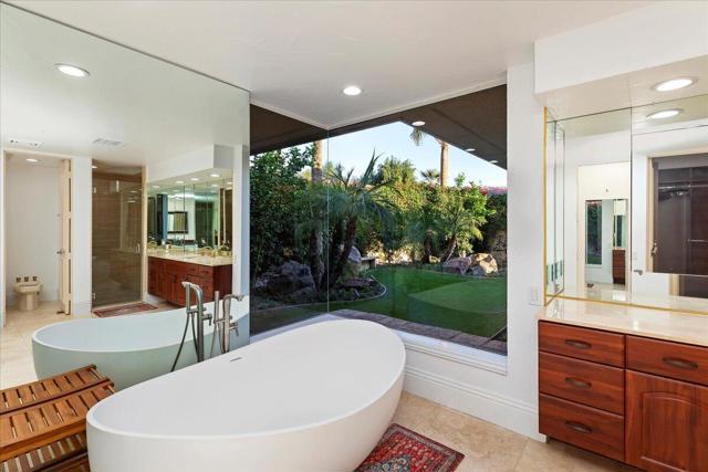 2 Deerfield Court, Rancho Mirage CA: https://media.crmls.org/mediaz/dedb4a0d-9a12-4535-a517-24a84e08009d.jpg