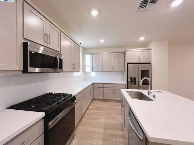 6260 Dove Ave, Dublin CA: https://media.crmls.org/mediaz/dedc54aa-b56c-4abf-a2fb-0d2426e9fee6.jpg