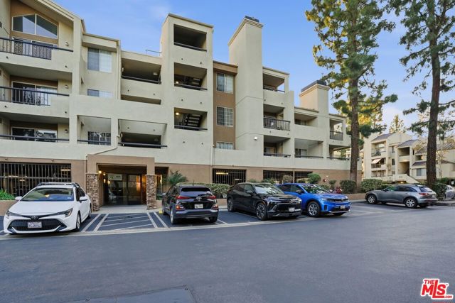 5530 Owensmouth Avenue, Woodland Hills CA: https://media.crmls.org/mediaz/dedc724f-d89a-4bf5-8ed6-c6d7875c0a6e.jpg