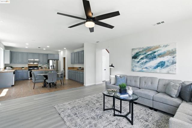 78 Vella Circle, Oakley CA: https://media.crmls.org/mediaz/dedc955e-e0af-4e4f-aab6-3449c8a10917.jpg