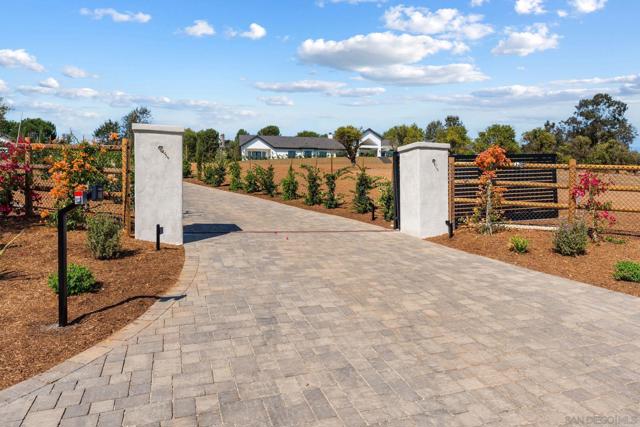 5120 Creek Oak Dr, Fallbrook CA: https://media.crmls.org/mediaz/dedd1b65-9e35-4efa-93f9-adb5469e7c90.jpg