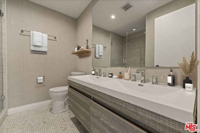 Image 14 of 16 For 530 Barrington Avenue 102