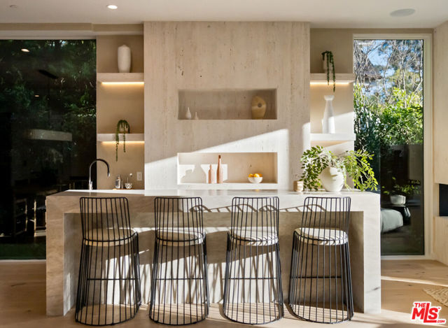 615 23rd Street, Santa Monica CA: https://media.crmls.org/mediaz/dede5680-de61-43c6-b29f-5087e42de612.jpg