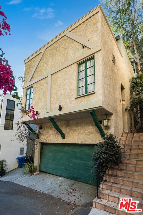 9622 Highland Gorge Drive, Beverly Hills CA: https://media.crmls.org/mediaz/dede8b17-0790-468e-a0b8-cd4ff7409a91.jpg
