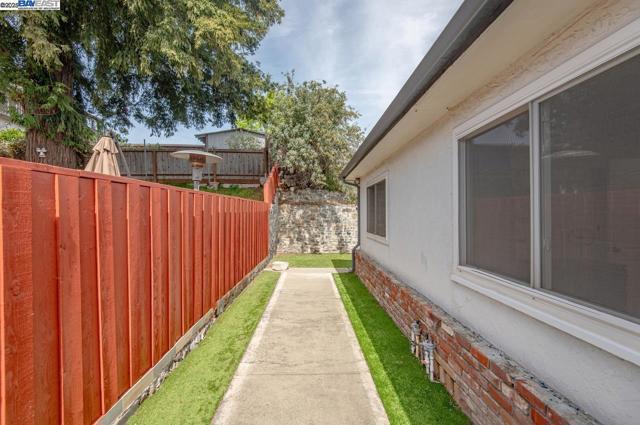 16560 Russell Ct, San Leandro CA: https://media.crmls.org/mediaz/dedf0519-7648-4347-90cc-3de8a4b7f799.jpg