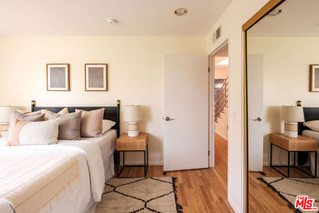 980 Oneonta Drive, Los Angeles CA: https://media.crmls.org/mediaz/dedf128e-6626-4932-8461-ec4790a7347f.jpg