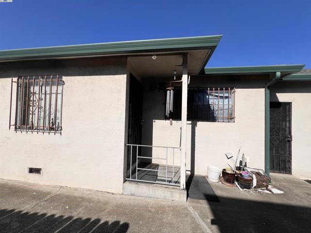 2119 94Th Ave, Oakland CA: https://media.crmls.org/mediaz/dedf75d9-6515-46ee-b720-0b0dbba9818a.jpg