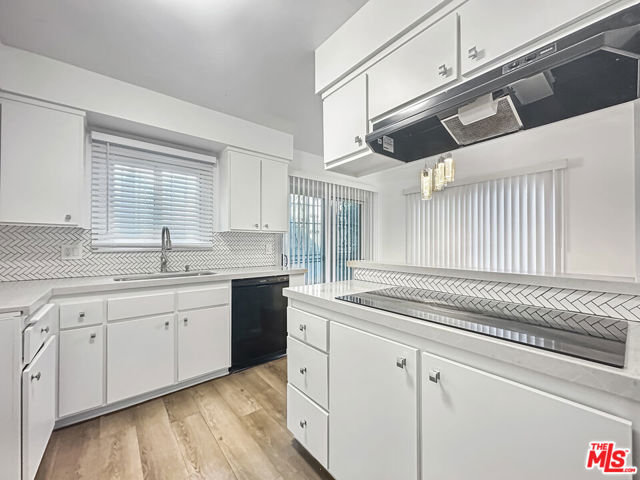 817 E Nutwood Street, Inglewood CA: https://media.crmls.org/mediaz/dedf7f8b-fc6b-4c91-a640-ab23de19b563.jpg