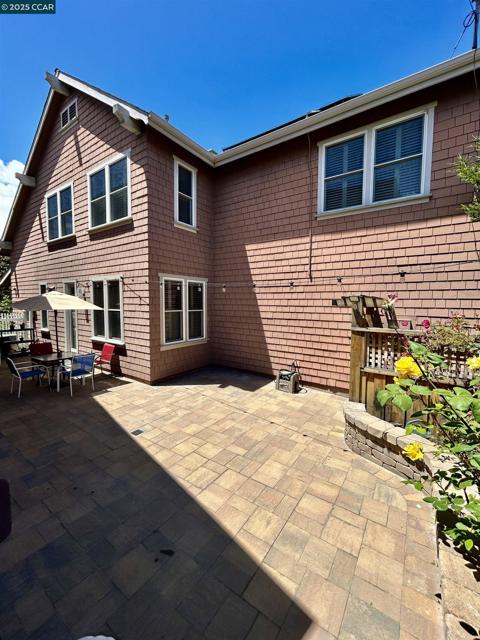 2036 Serra Ln, Hercules CA: https://media.crmls.org/mediaz/dedf8550-7b75-41fd-84ab-067aa84ee961.jpg