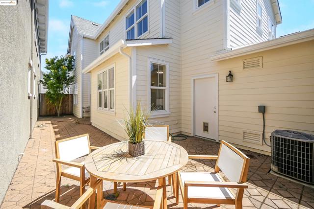 1165 Cottage Ln, Hercules CA: https://media.crmls.org/mediaz/dee0990e-d164-43a9-8555-a457d49841bf.jpg