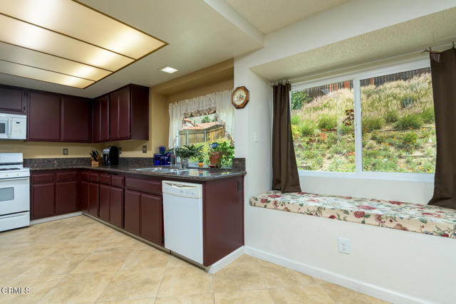 Detail Gallery Image 14 of 44 For 11764 Betula Cir, Moreno Valley,  CA 92557 - 4 Beds | 3 Baths