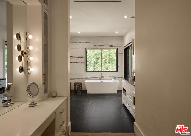 4634 White Oak Avenue, Encino CA: https://media.crmls.org/mediaz/dee0ecbd-c31b-40ec-9baa-43adb782a820.jpg