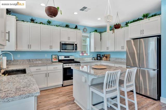 4670 Fuschia Way, Oakley CA: https://media.crmls.org/mediaz/dee13c46-643b-4746-95a9-51c1b4d6f6b0.jpg
