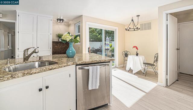 3257 Inverness Dr, Walnut Creek CA: https://media.crmls.org/mediaz/dee146a9-c5fe-4382-8987-92e97a50a1e2.jpg